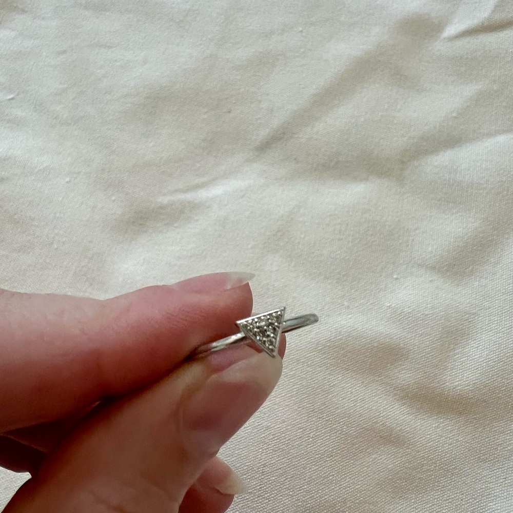 DIAMOND TRIANGLE RING 14K GOLD (0.07 CTW) - Picture 3 of 4